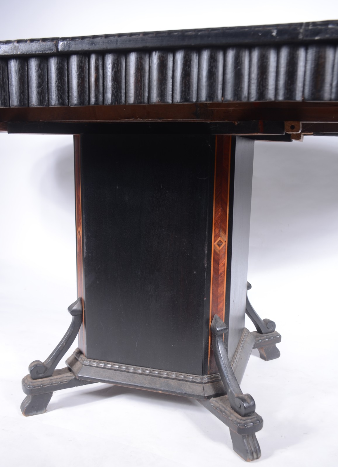 Mesa de jantar de madeira nobre, tampo oval com trabalho em... - foto 5 de 9