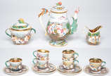 Serviço de café de porcelana italiana Capodimon... - Serviço de café de porcelana italiana Capodimonte, com figuras em relevo e interior dourado, sendo 6 xícaras com pires, leiteira, bule e açucare...