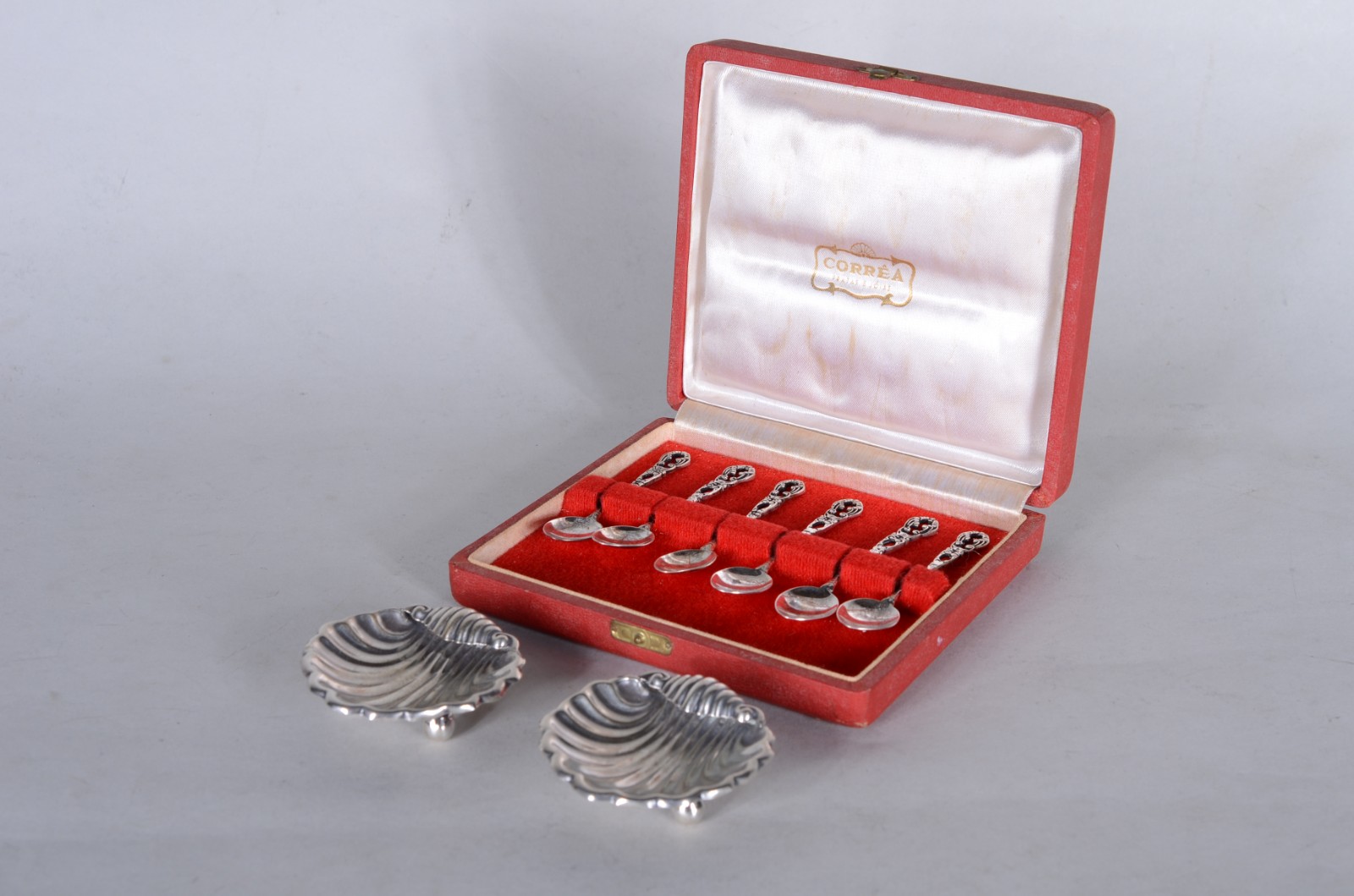 Conjunto com colheres de prata para café e 2 enfeites na forma de... - foto 1 de 11