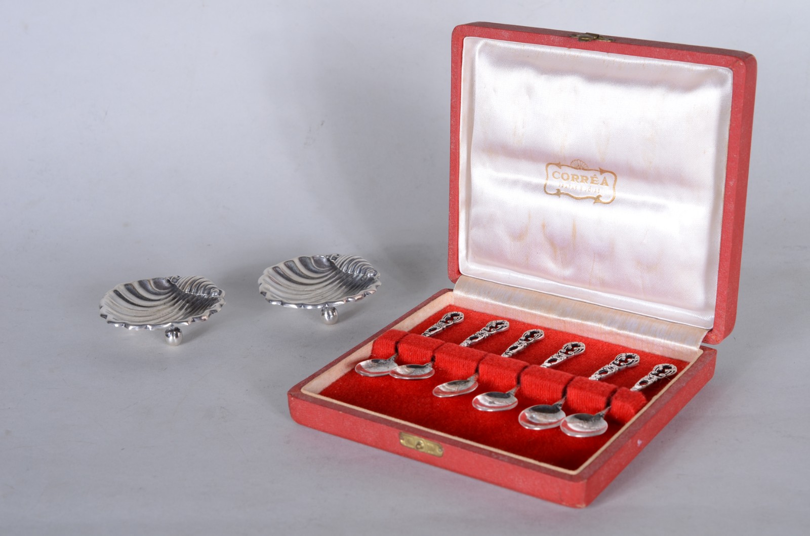 Conjunto com colheres de prata para café e 2 enfeites na forma de... - foto 2 de 11