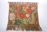 Tapeçaria com flores e folhas em policromia. - Tapeçaria com flores e folhas em policromia.