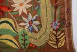 Tapeçaria com flores e folhas em policromia. - Tapeçaria com flores e folhas em policromia.