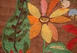 Tapeçaria com flores e folhas em policromia. - Tapeçaria com flores e folhas em policromia.