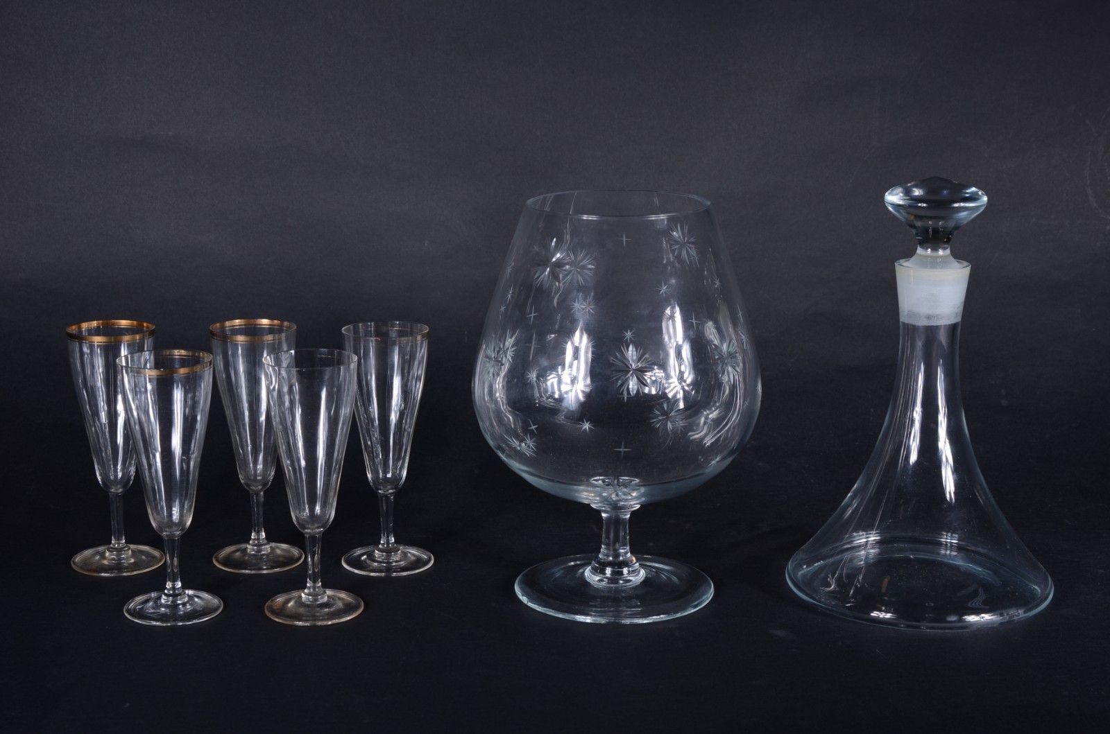 Diversas peças de vidro/cristal, sendo: grande taça, decanteur e 5... - foto 1 de 4