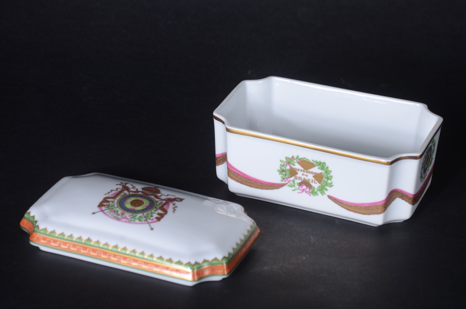 Três peças de porcelana portuguesa OR (Oficina Real) - "Coleção Dom... - foto 4 de 7