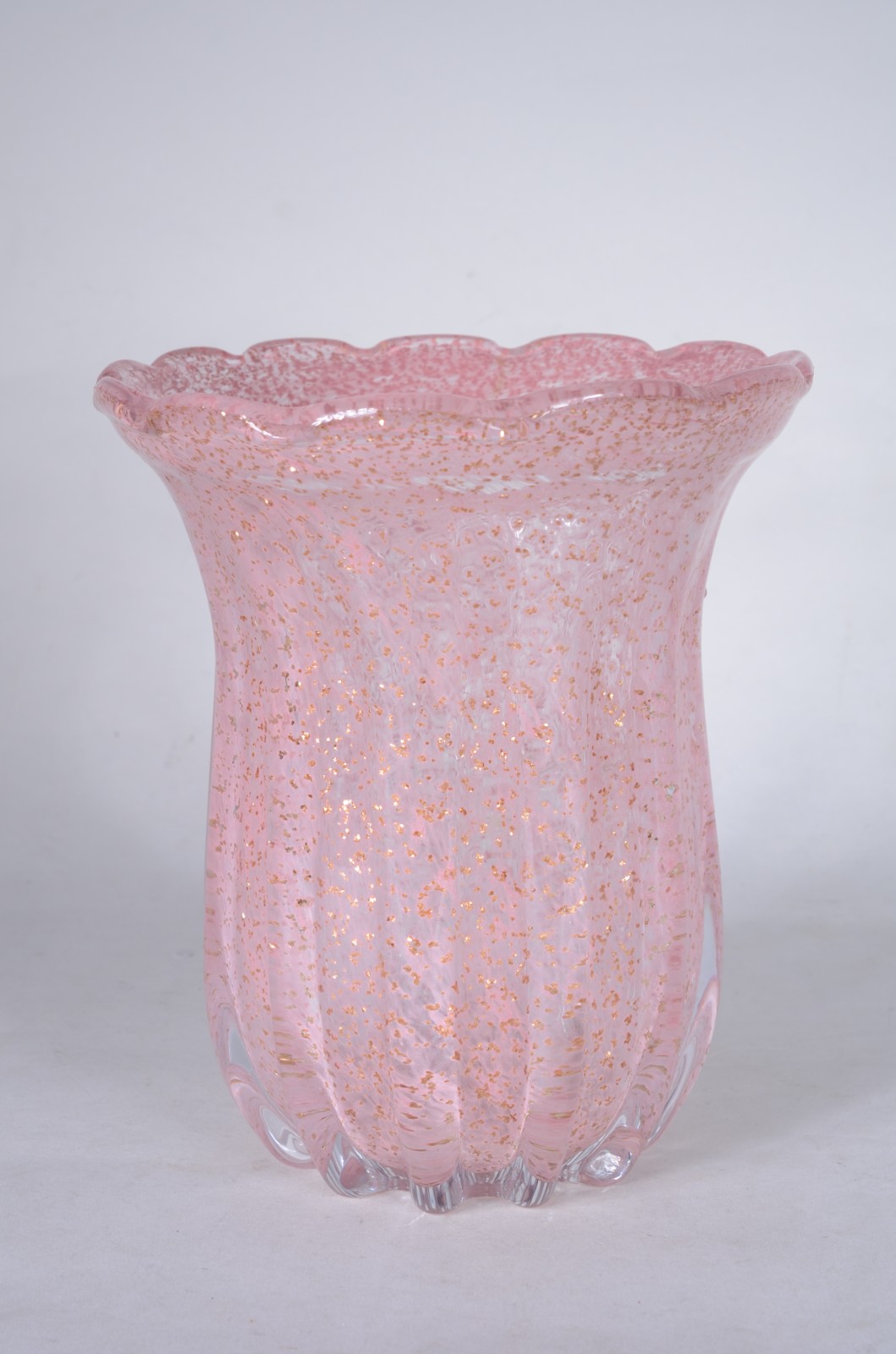 Vaso de vidro decorativo na cor rosa com gomos. - foto 1 de 5