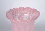 Vaso de vidro decorativo na cor rosa com gomos. - Vaso de vidro decorativo na cor rosa com gomos.