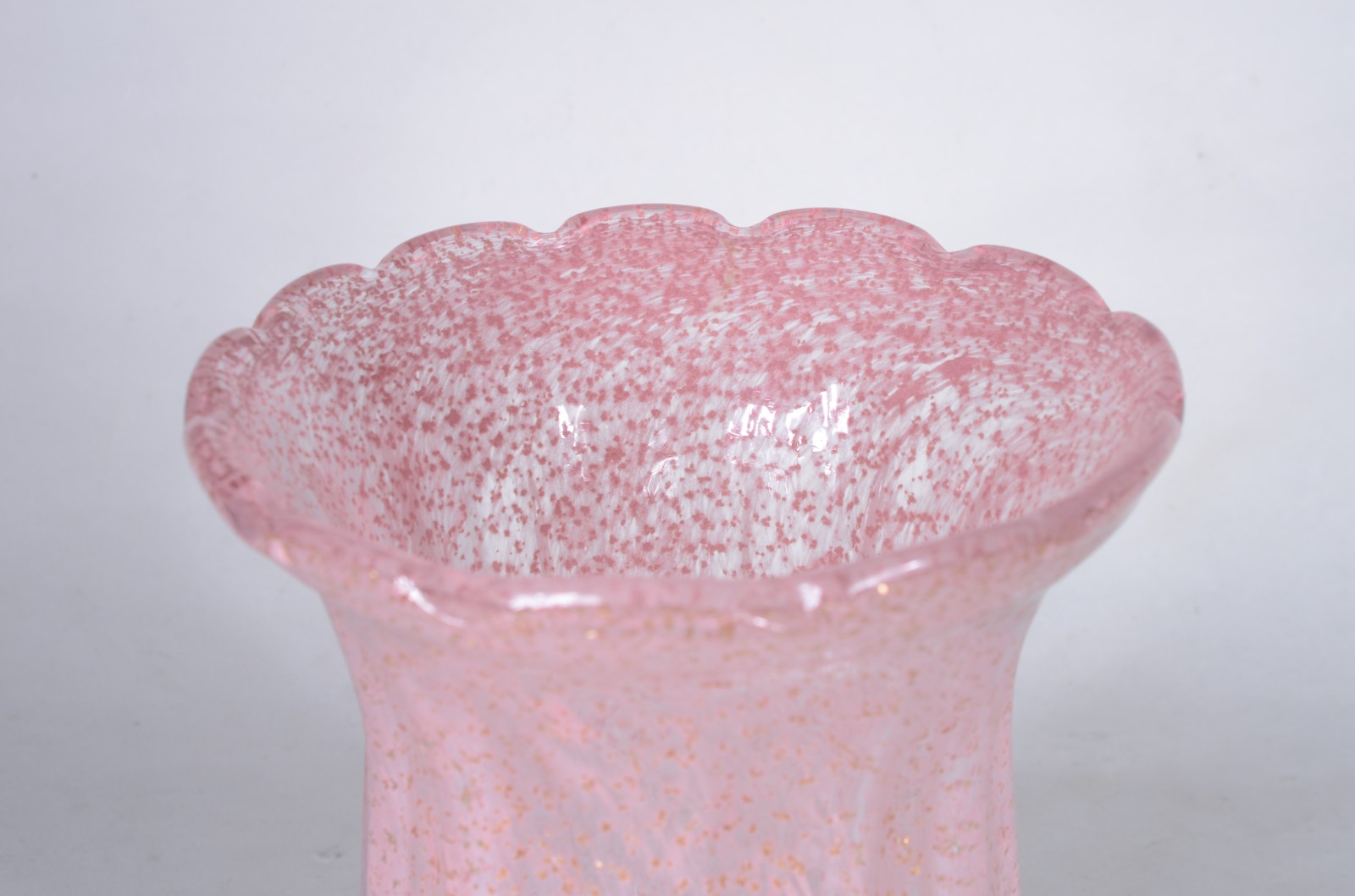 Vaso de vidro decorativo na cor rosa com gomos. - foto 2 de 5