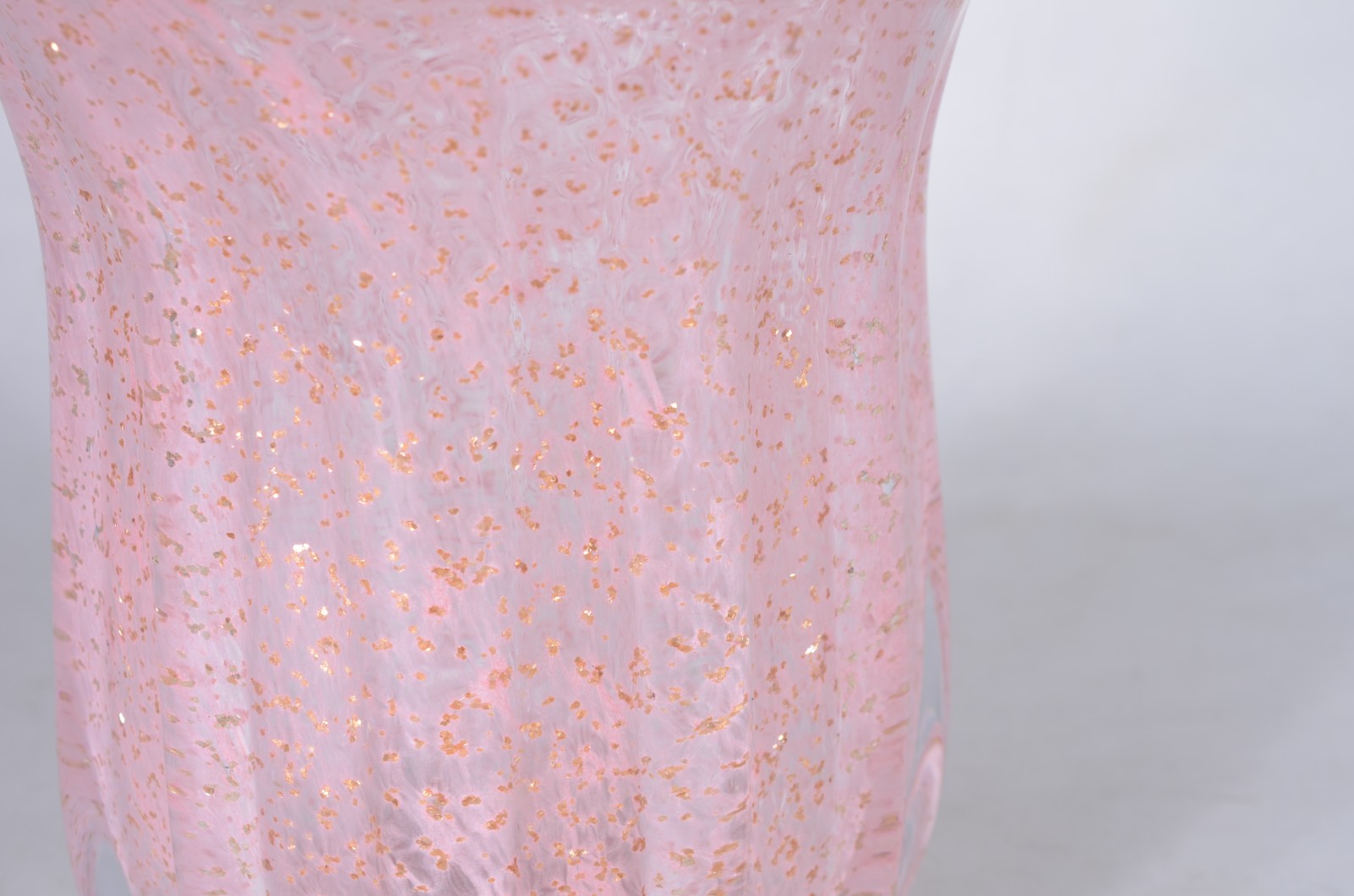 Vaso de vidro decorativo na cor rosa com gomos. - foto 3 de 5
