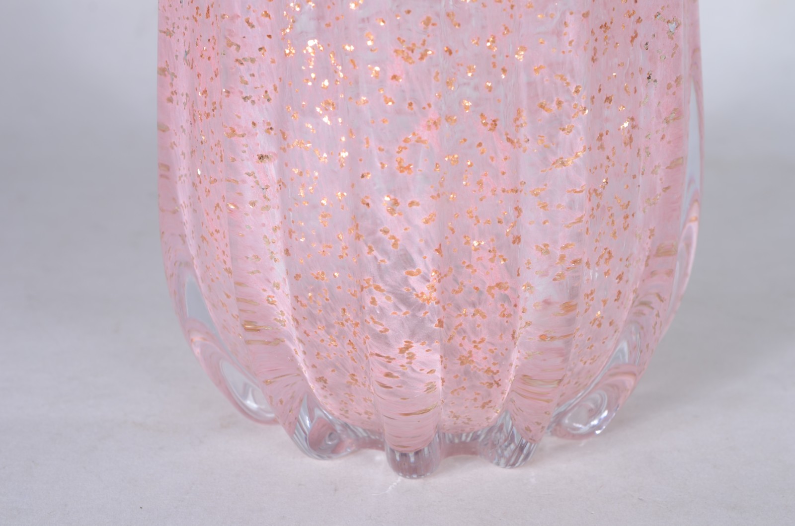 Vaso de vidro decorativo na cor rosa com gomos. - foto 4 de 5