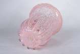 Vaso de vidro decorativo na cor rosa com gomos. - Vaso de vidro decorativo na cor rosa com gomos.