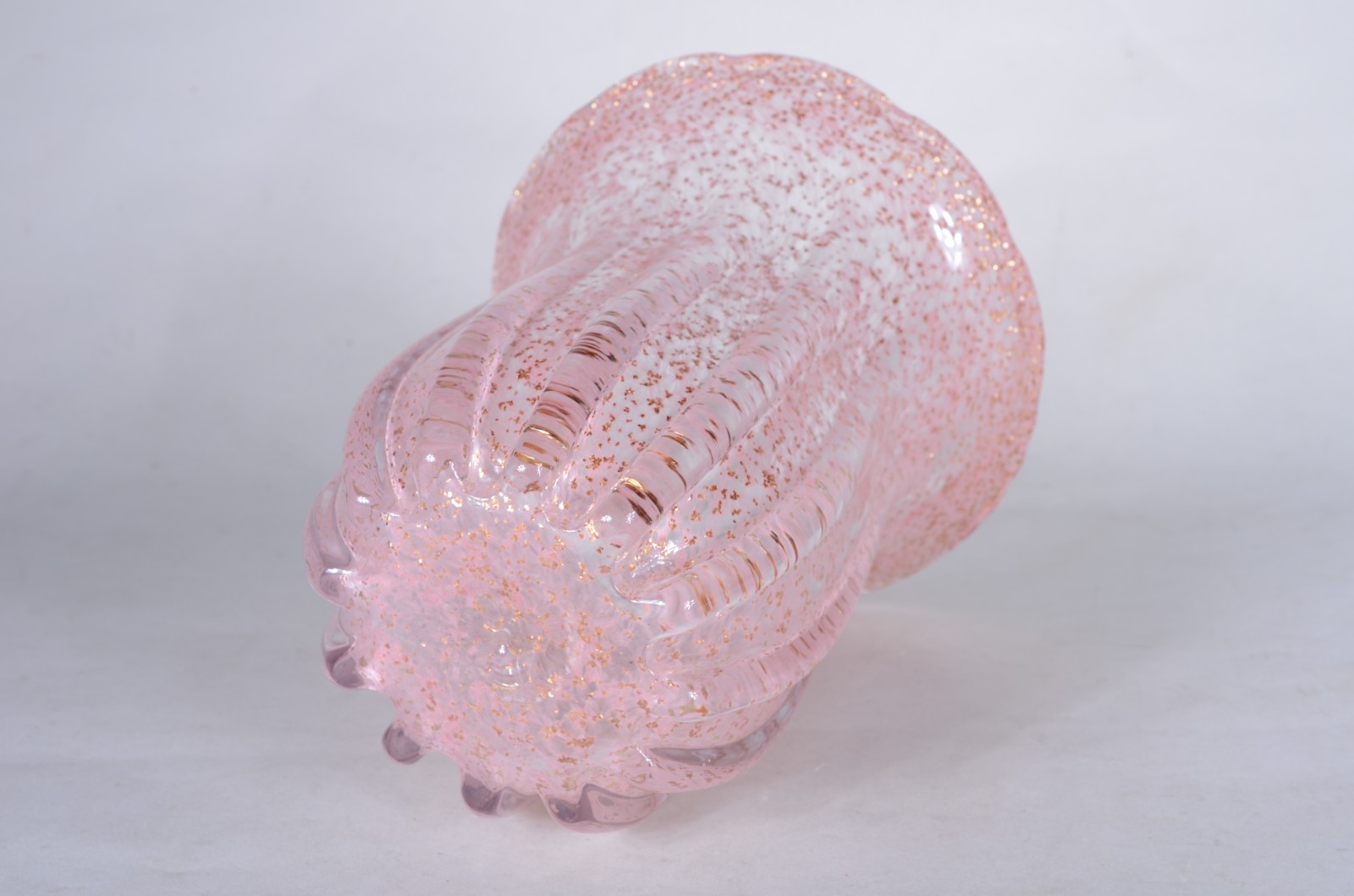 Vaso de vidro decorativo na cor rosa com gomos. - foto 5 de 5