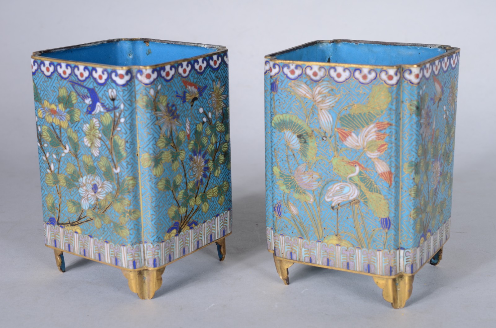 Par de porta canetas de cloisoné, fundo azul e flores em policromia. - foto 2 de 9