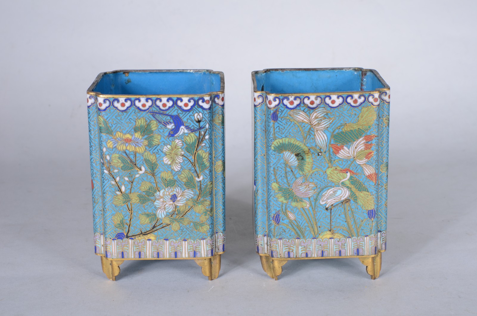 Par de porta canetas de cloisoné, fundo azul e flores em policromia. - foto 1 de 9