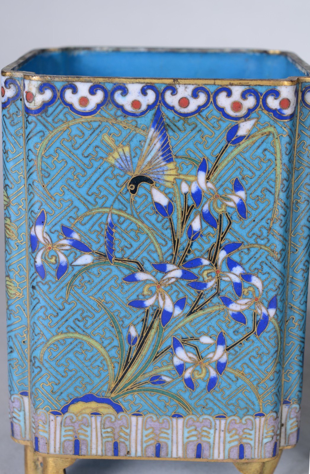 Par de porta canetas de cloisoné, fundo azul e flores em policromia. - foto 3 de 9