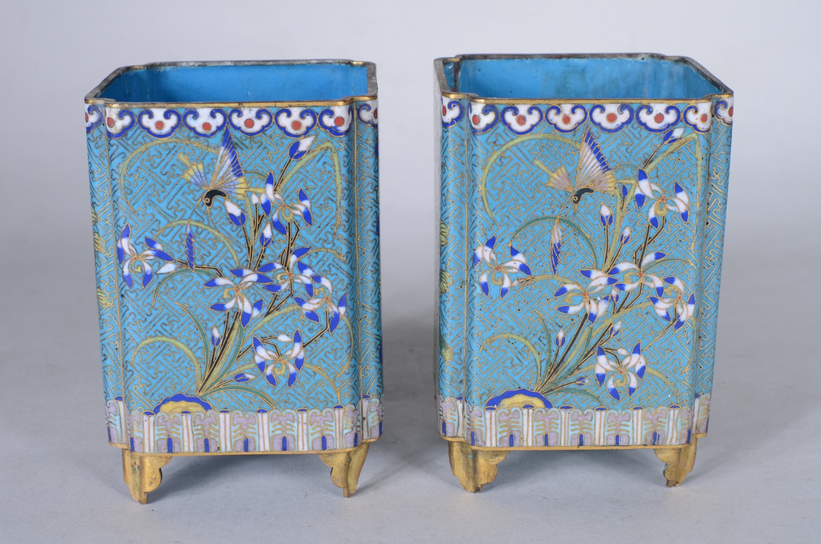 Par de porta canetas de cloisoné, fundo azul e flores em policromia. - foto 4 de 9