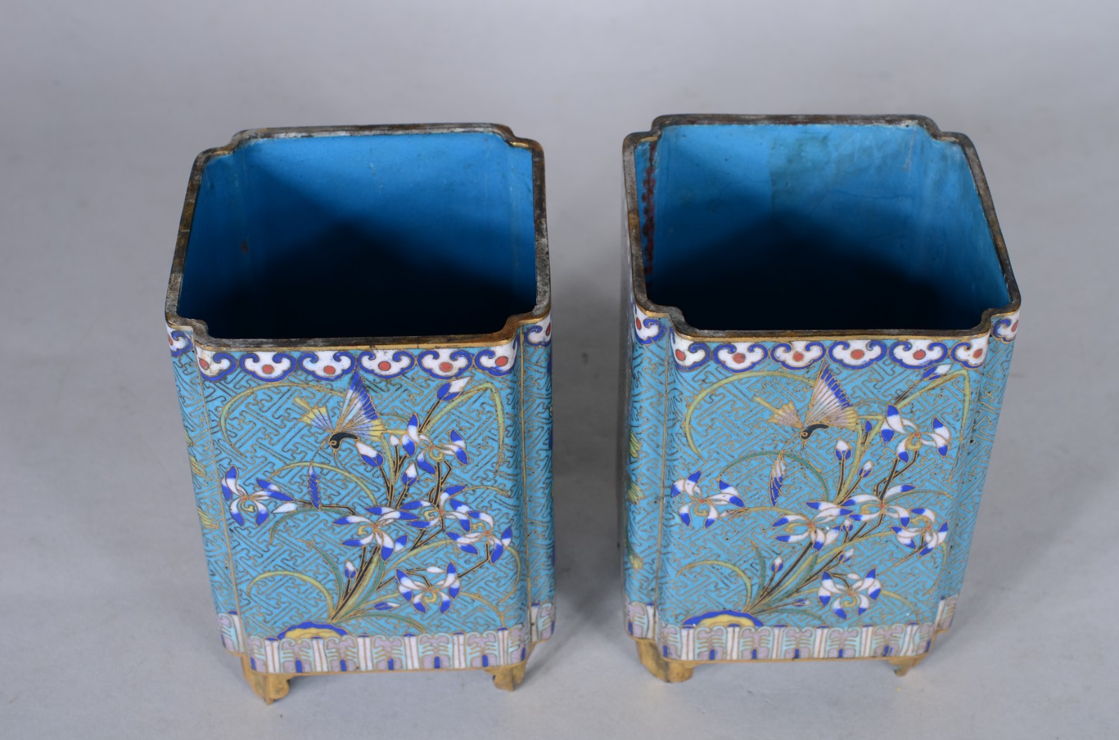 Par de porta canetas de cloisoné, fundo azul e flores em policromia. - foto 5 de 9