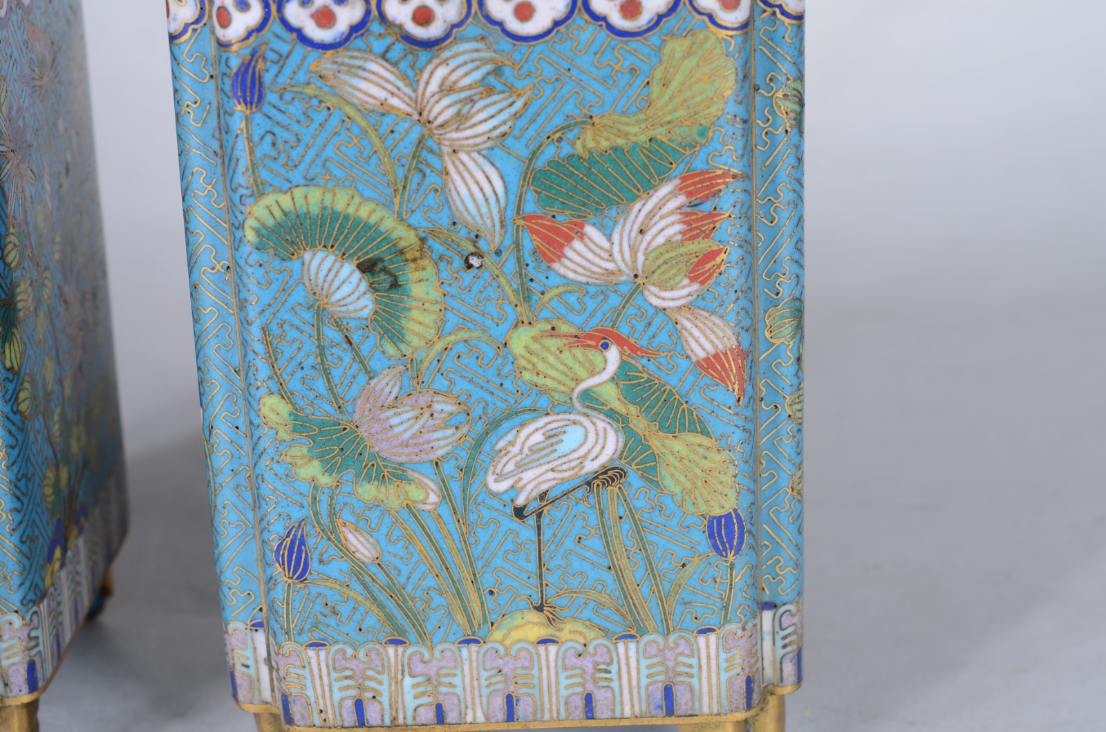 Par de porta canetas de cloisoné, fundo azul e flores em policromia. - foto 6 de 9