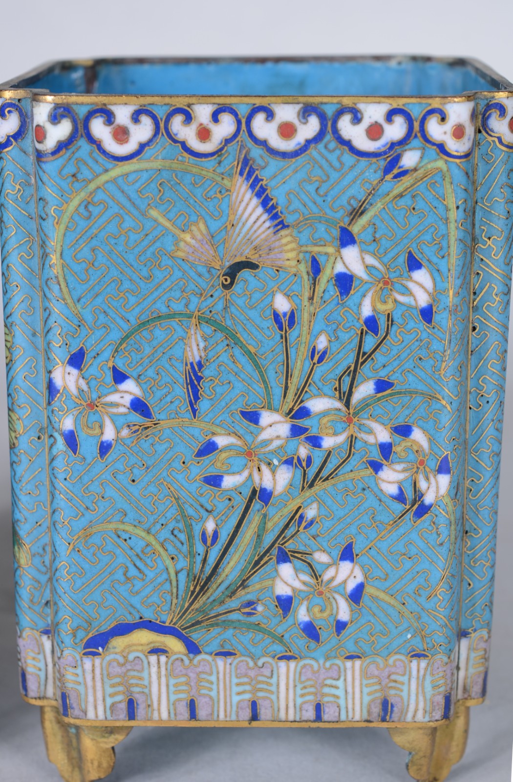 Par de porta canetas de cloisoné, fundo azul e flores em policromia. - foto 8 de 9