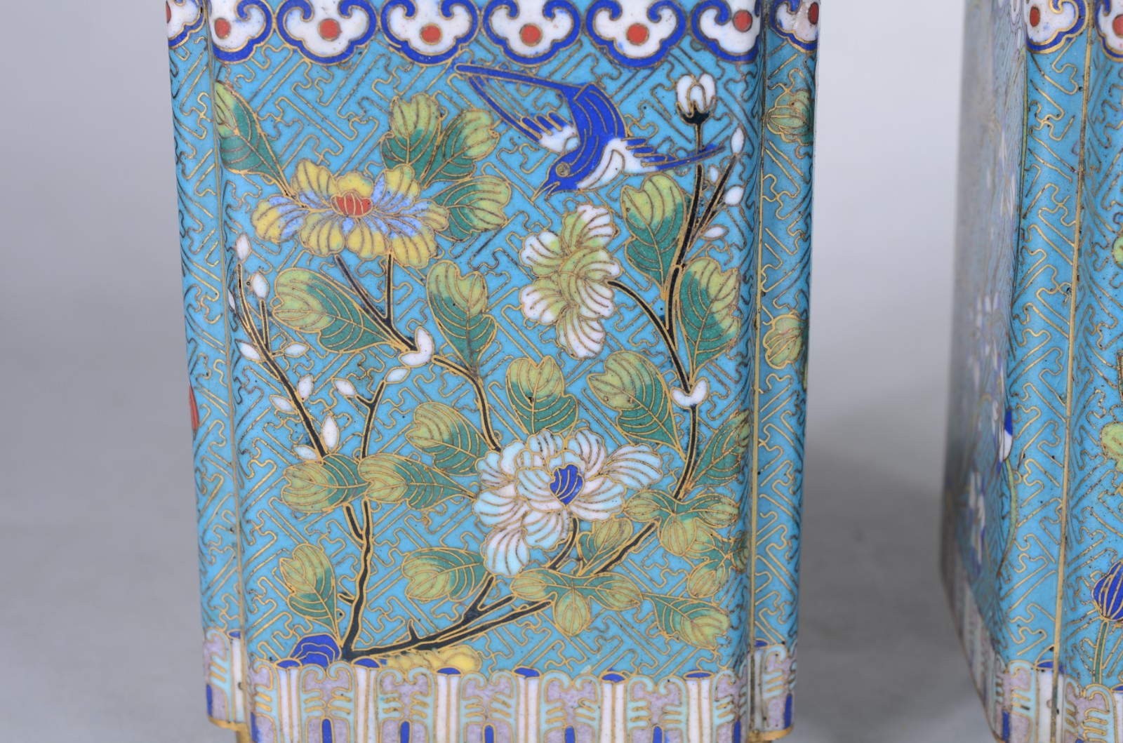 Par de porta canetas de cloisoné, fundo azul e flores em policromia. - foto 9 de 9