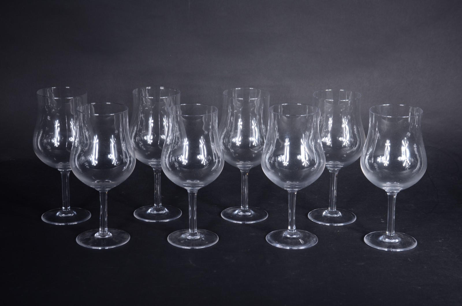 Oito taças para vinho de cristal liso. - foto 1 de 7