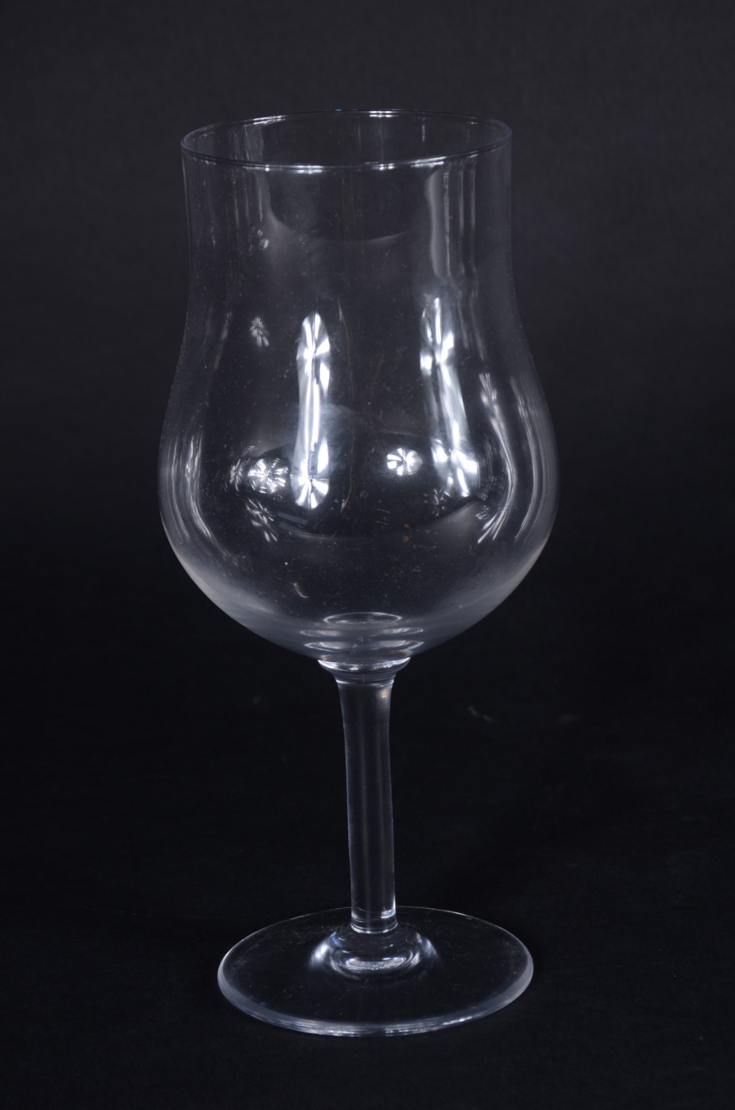Oito taças para vinho de cristal liso. - foto 2 de 7