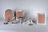 Diversas peças de metal prateado e estanho, sen... - Diversas peças de metal prateado e estanho, sendo: conjunto para vodka com seis copinhos de cristal e base de metal;  3 castiçais diversos; cane...