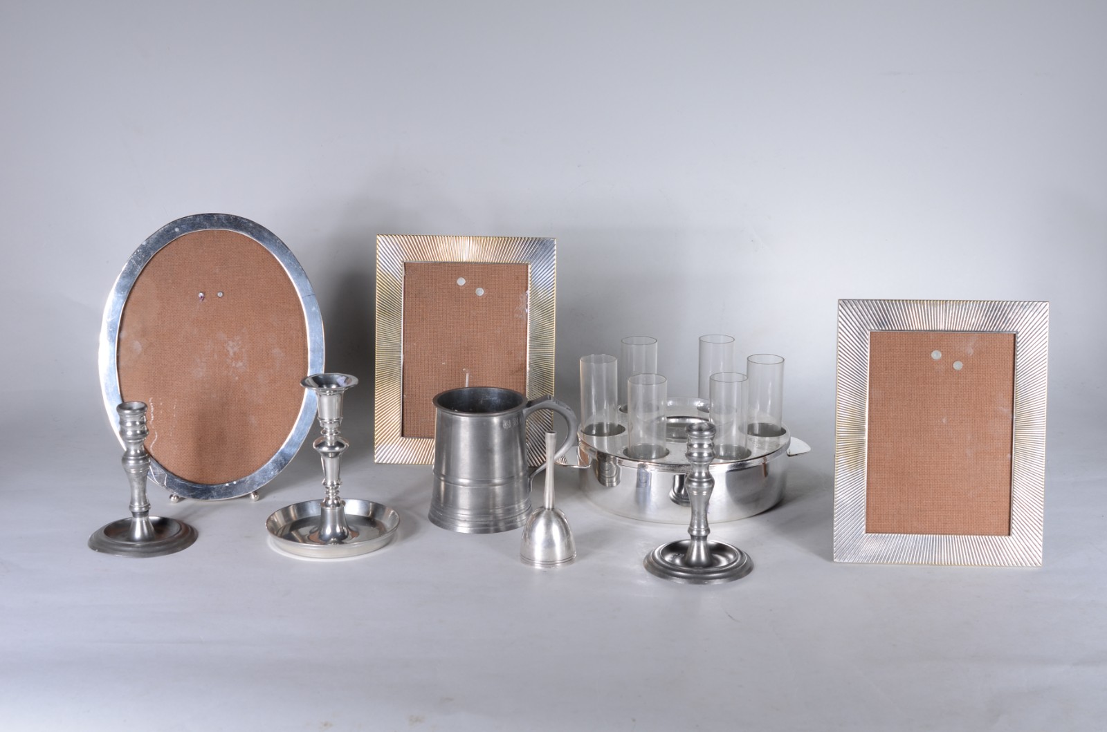Diversas peças de metal prateado e estanho, sendo: conjunto para... - foto 1 de 11
