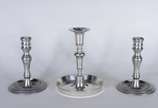 Diversas peças de metal prateado e estanho, sen... - Diversas peças de metal prateado e estanho, sendo: conjunto para vodka com seis copinhos de cristal e base de metal;  3 castiçais diversos; cane...