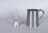 Diversas peças de metal prateado e estanho, sen... - Diversas peças de metal prateado e estanho, sendo: conjunto para vodka com seis copinhos de cristal e base de metal;  3 castiçais diversos; cane...