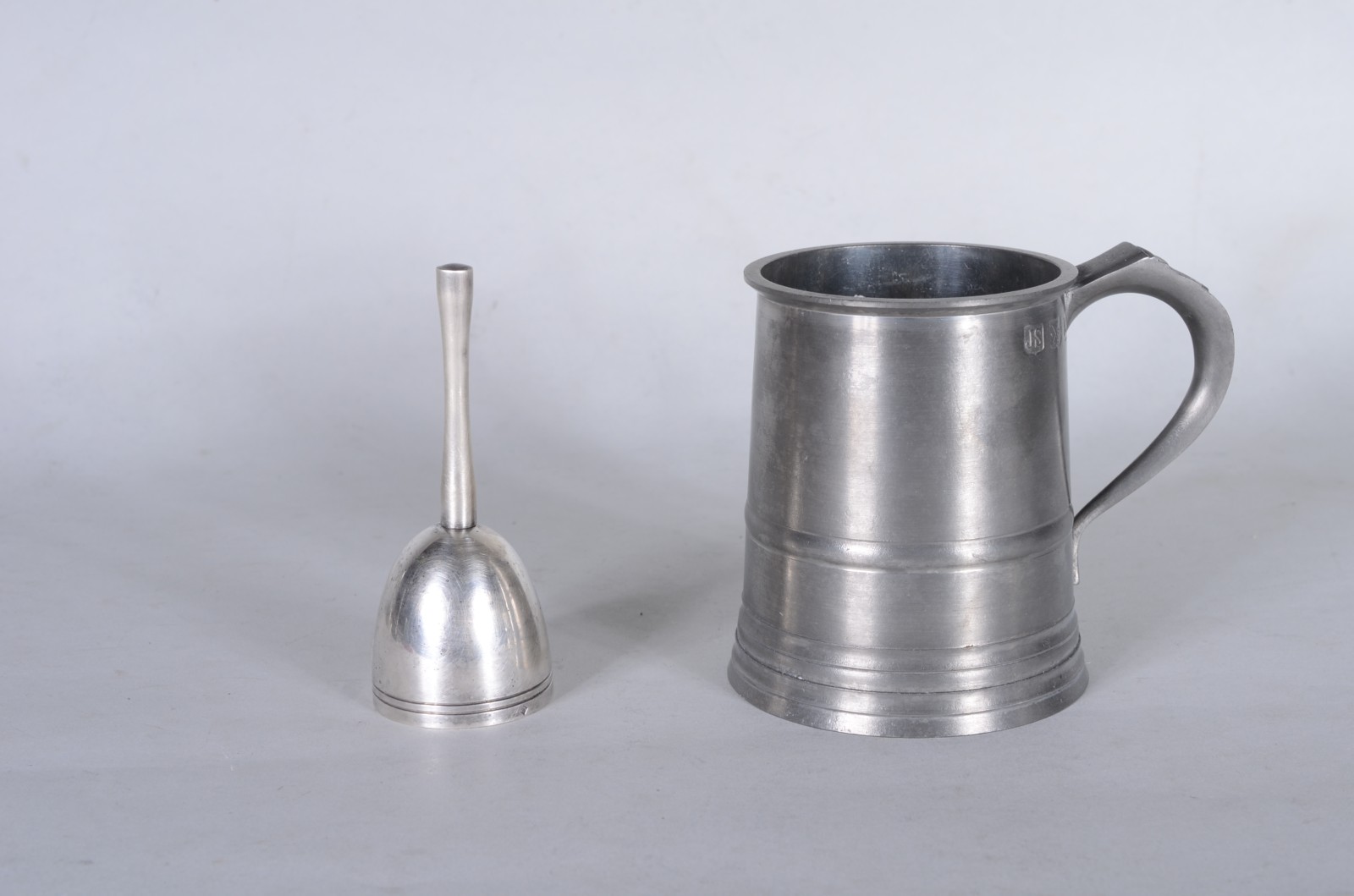 Diversas peças de metal prateado e estanho, sendo: conjunto para... - foto 4 de 11