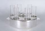 Diversas peças de metal prateado e estanho, sen... - Diversas peças de metal prateado e estanho, sendo: conjunto para vodka com seis copinhos de cristal e base de metal;  3 castiçais diversos; cane...