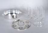 Diversas peças de metal prateado e estanho, sen... - Diversas peças de metal prateado e estanho, sendo: conjunto para vodka com seis copinhos de cristal e base de metal;  3 castiçais diversos; cane...
