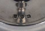 Diversas peças de metal prateado e estanho, sen... - Diversas peças de metal prateado e estanho, sendo: conjunto para vodka com seis copinhos de cristal e base de metal;  3 castiçais diversos; cane...