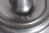 Diversas peças de metal prateado e estanho, sen... - Diversas peças de metal prateado e estanho, sendo: conjunto para vodka com seis copinhos de cristal e base de metal;  3 castiçais diversos; cane...