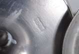 Diversas peças de metal prateado e estanho, sen... - Diversas peças de metal prateado e estanho, sendo: conjunto para vodka com seis copinhos de cristal e base de metal;  3 castiçais diversos; cane...