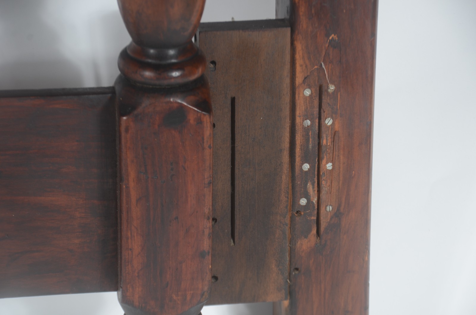 Cama de madeira nobre, completa com estrado e laterais. - foto 4 de 11