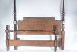 Cama de madeira nobre, completa com estrado e l... - Cama de madeira nobre, completa com estrado e laterais.