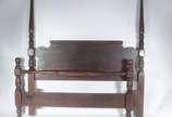 Cama de madeira nobre, completa com estrado e l... - Cama de madeira nobre, completa com estrado e laterais.