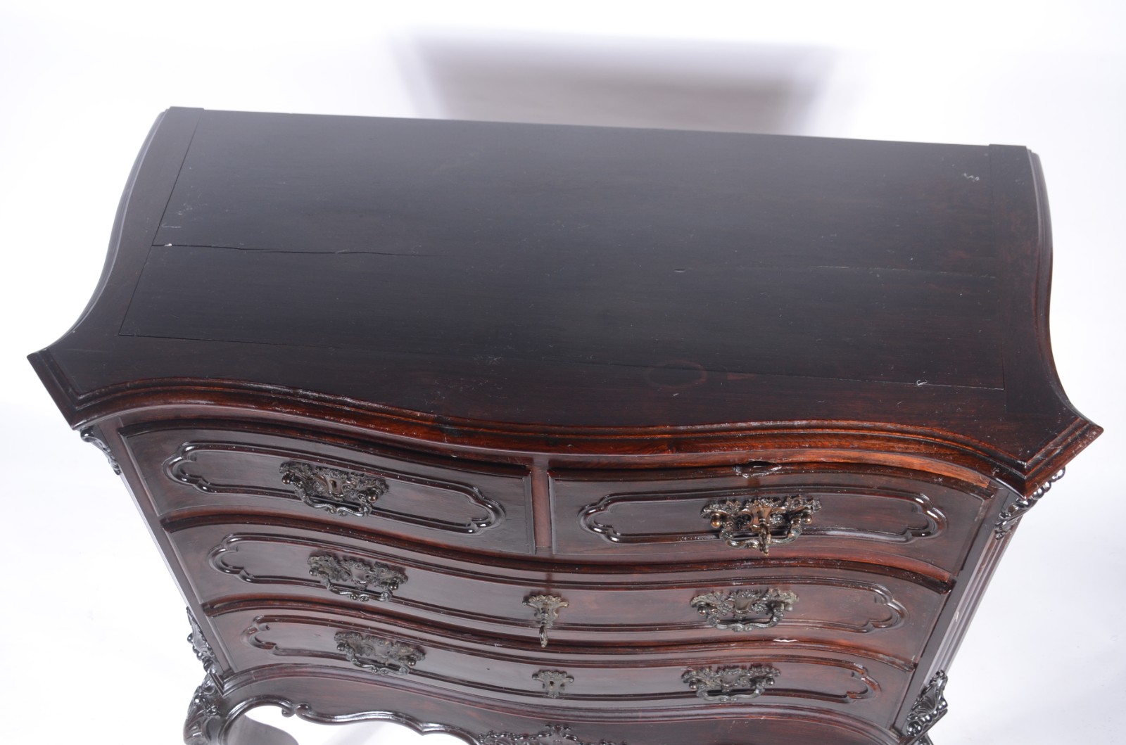 Cômoda de madeira nobre, estilo Dom José, duas gavetas maiores e duas... - foto 3 de 8