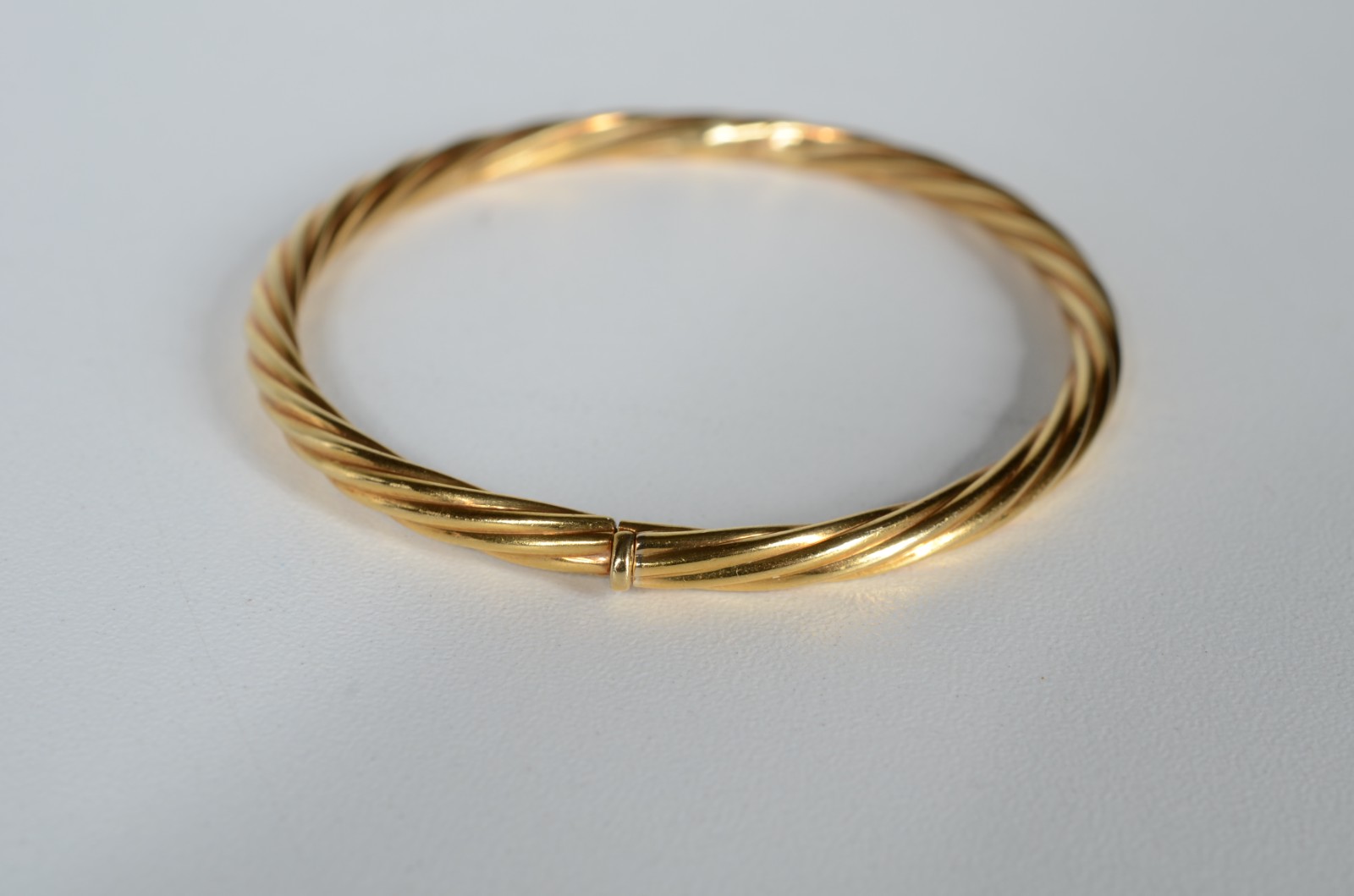 Pulseira de ouro 18 k., retorcida. (Por motivos de segurança a peça... - foto 2 de 3