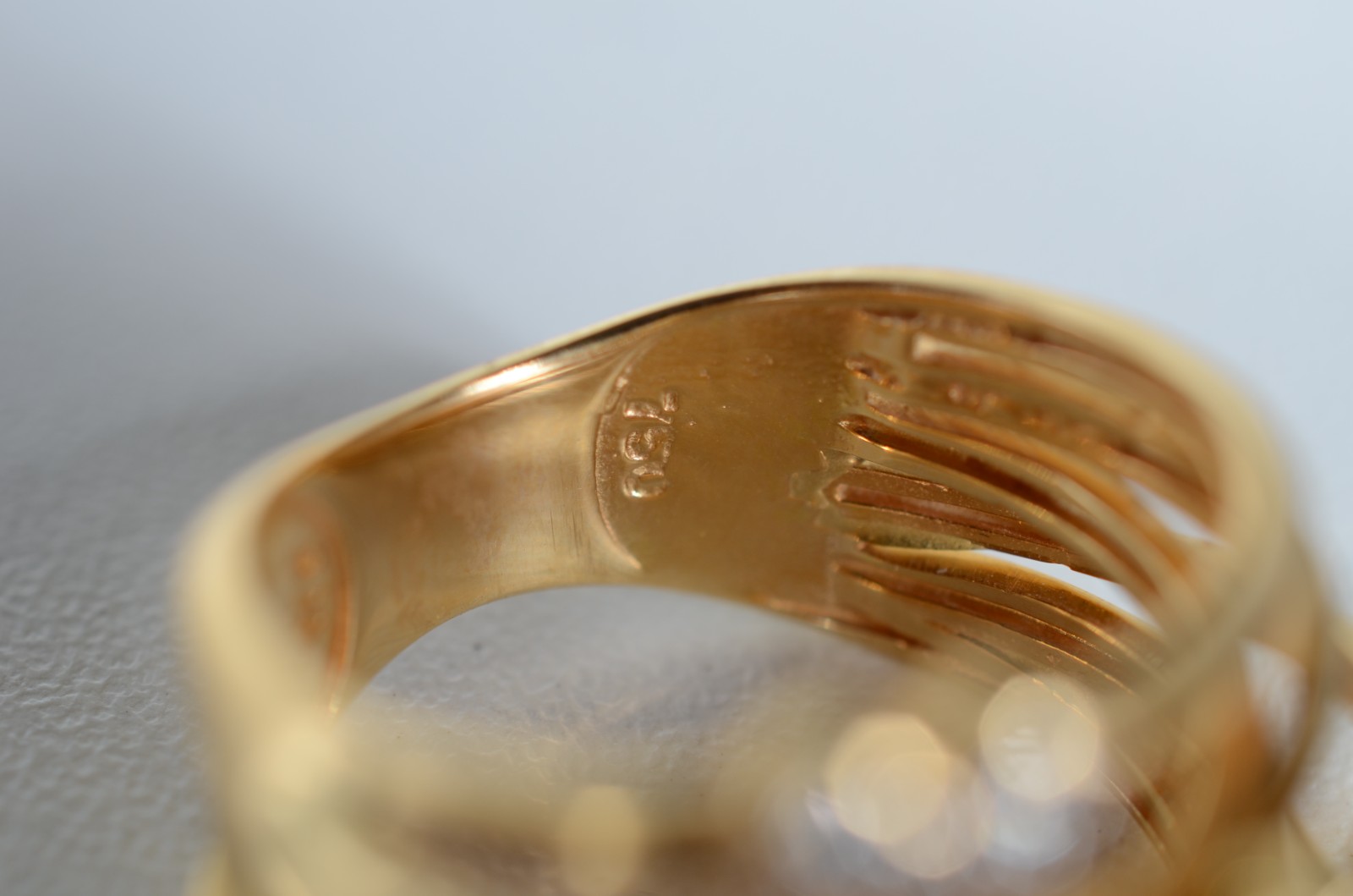 Anel de ouro 18 k., contraste 750 mls com elós e 3 corações... - foto 5 de 9