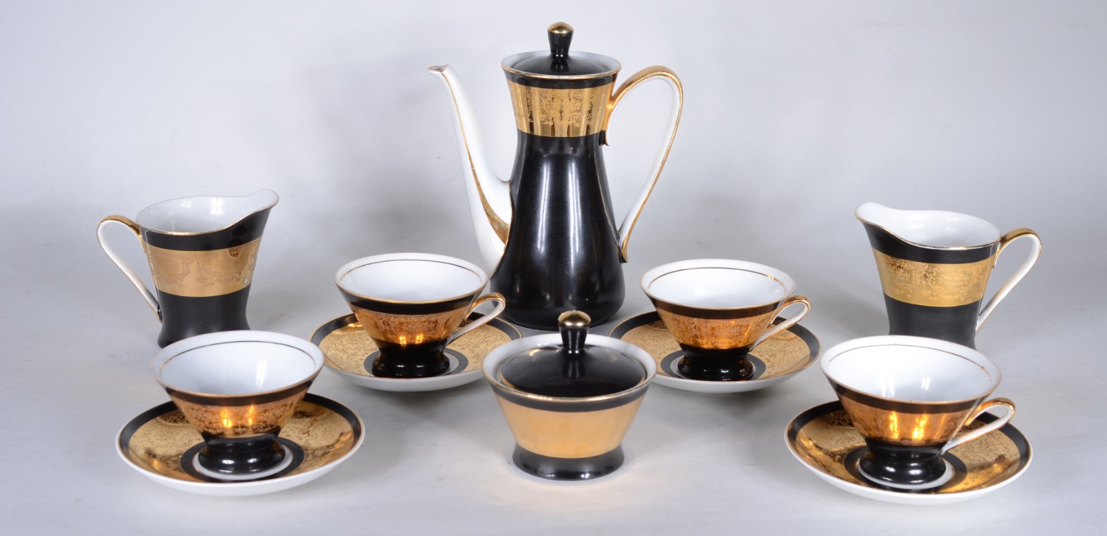 Pequeno serviço de chá de porcelana Mauá na cor preta e dourado, anos... - foto 1 de 9