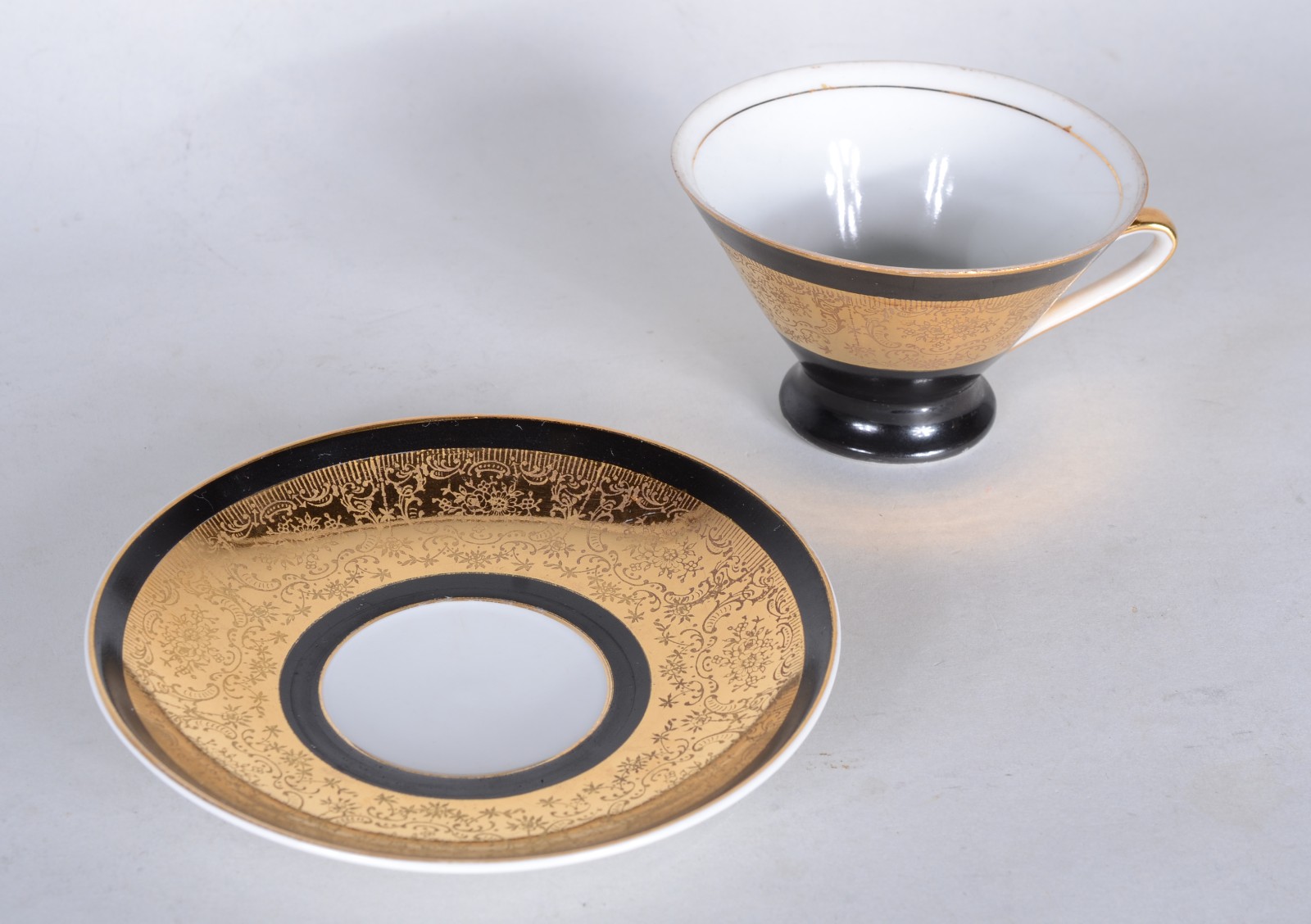 Pequeno serviço de chá de porcelana Mauá na cor preta e dourado, anos... - foto 4 de 9