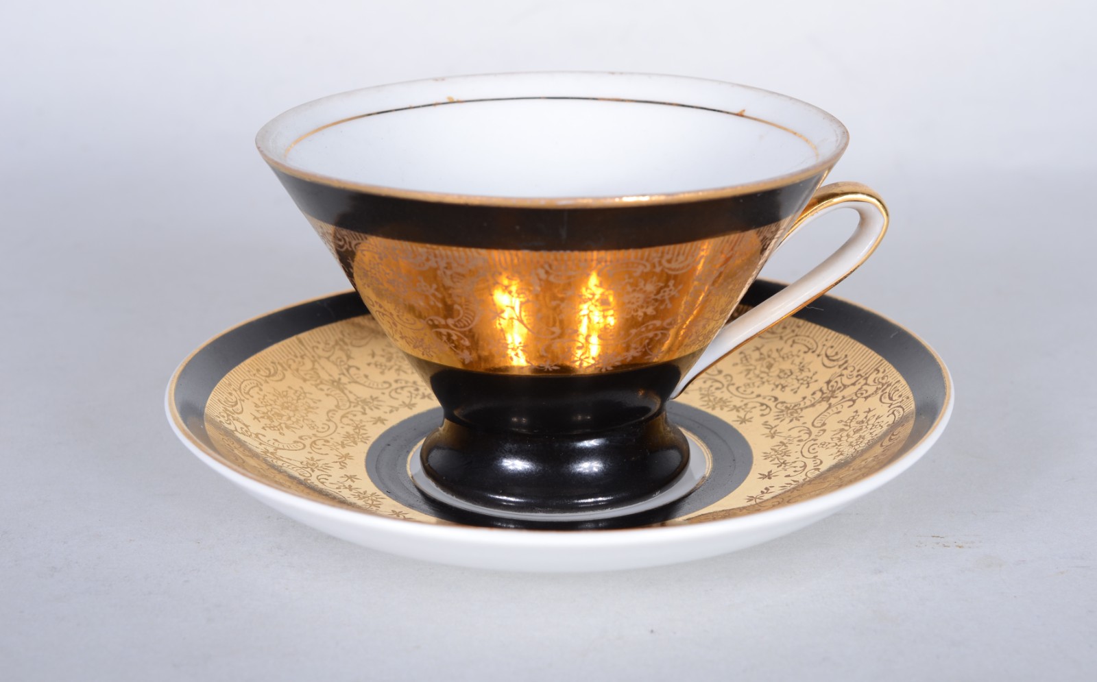 Pequeno serviço de chá de porcelana Mauá na cor preta e dourado, anos... - foto 5 de 9