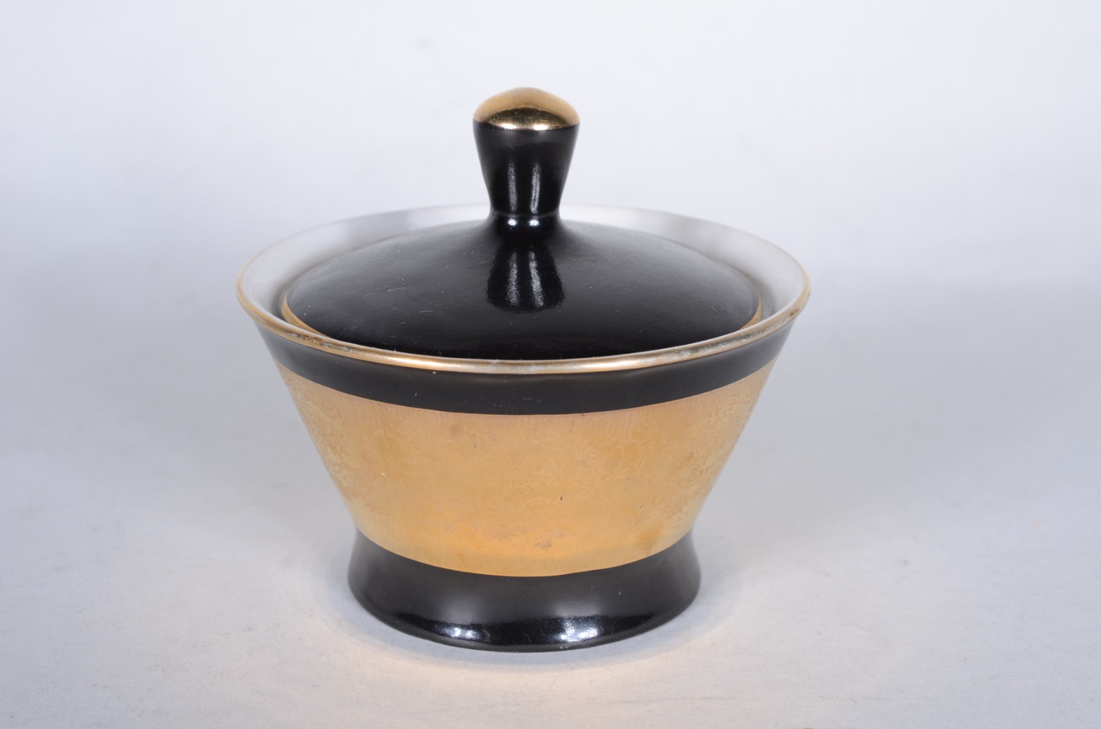Pequeno serviço de chá de porcelana Mauá na cor preta e dourado, anos... - foto 6 de 9