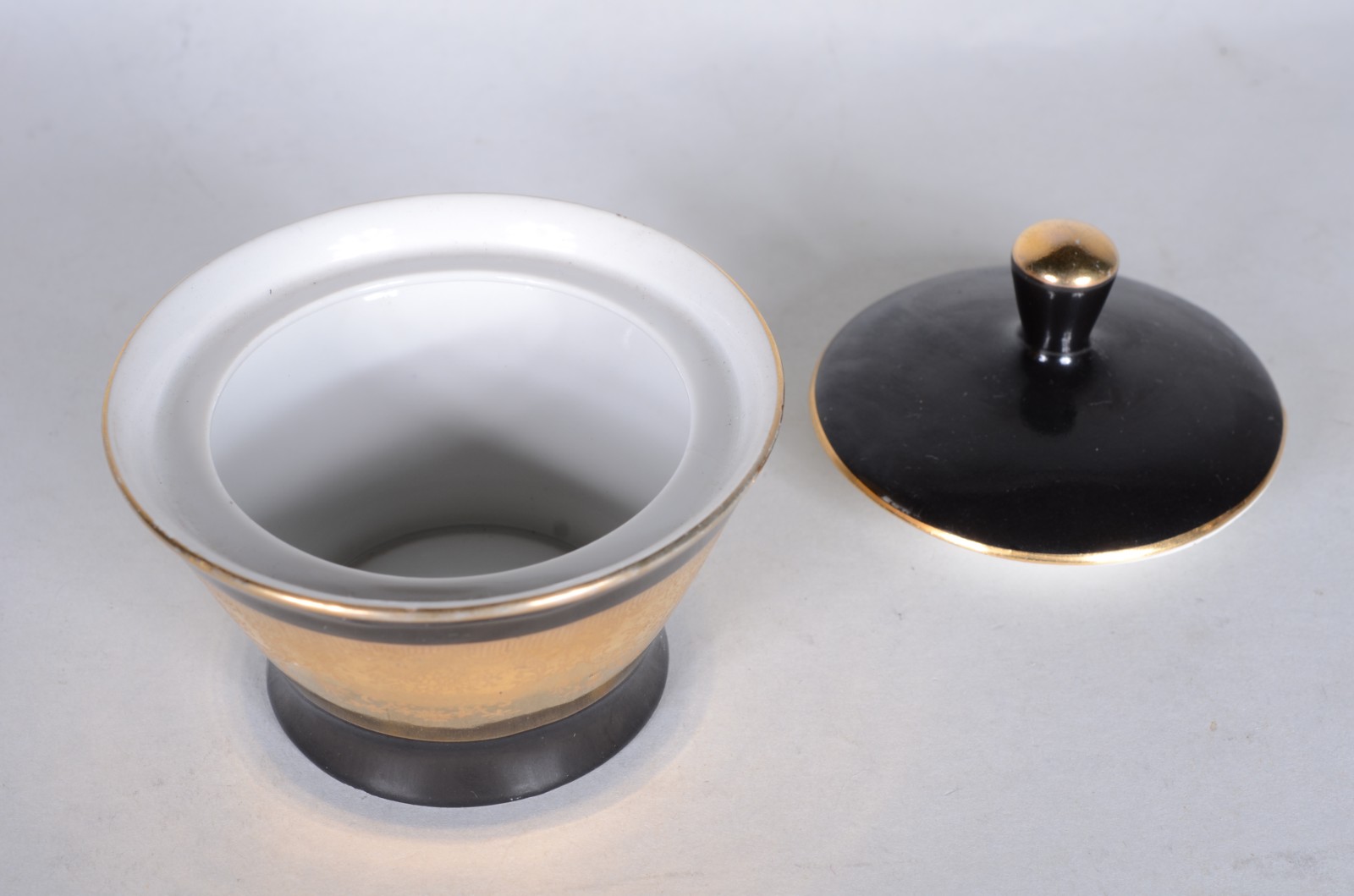 Pequeno serviço de chá de porcelana Mauá na cor preta e dourado, anos... - foto 7 de 9