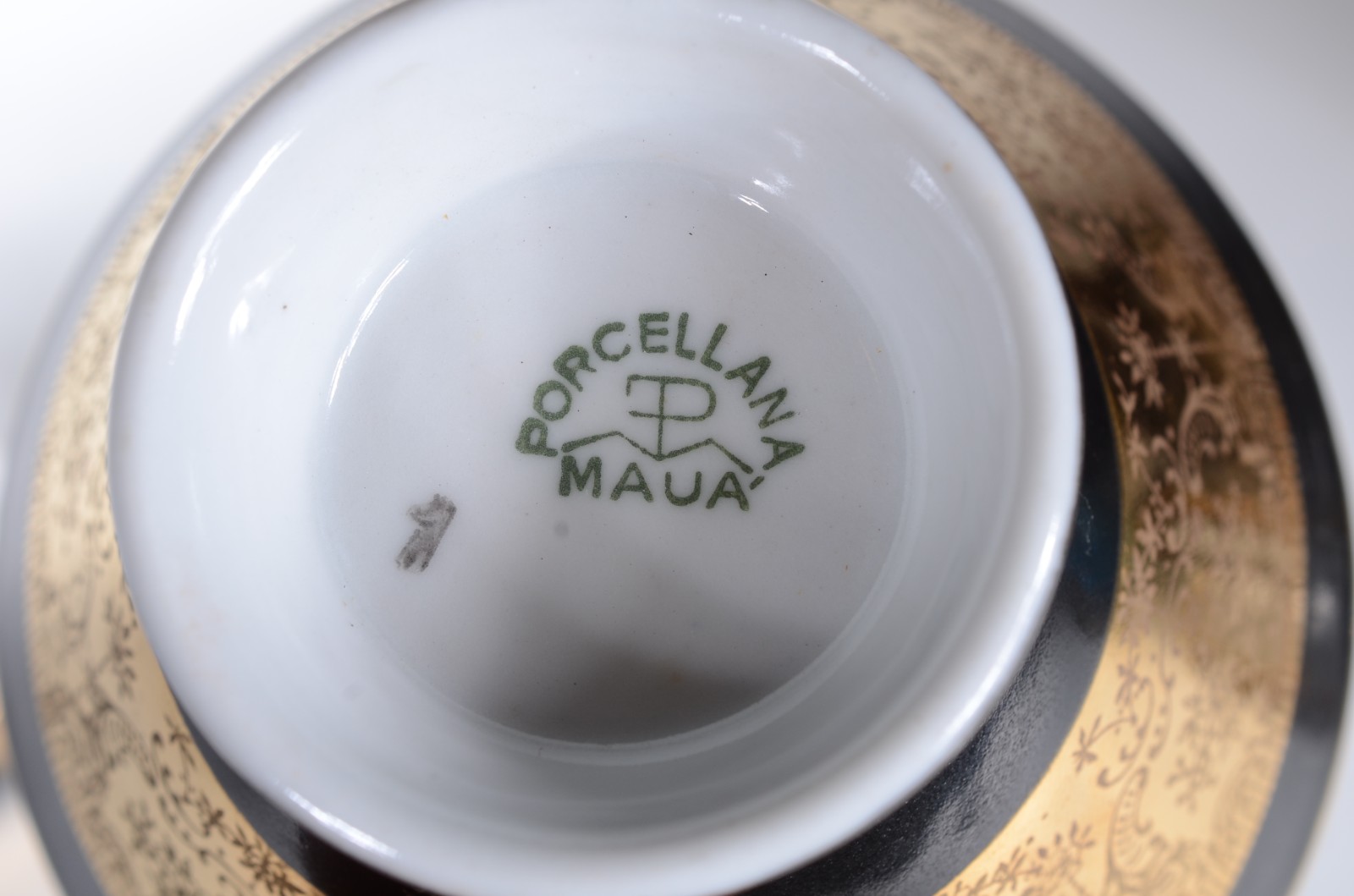 Pequeno serviço de chá de porcelana Mauá na cor preta e dourado, anos... - foto 8 de 9