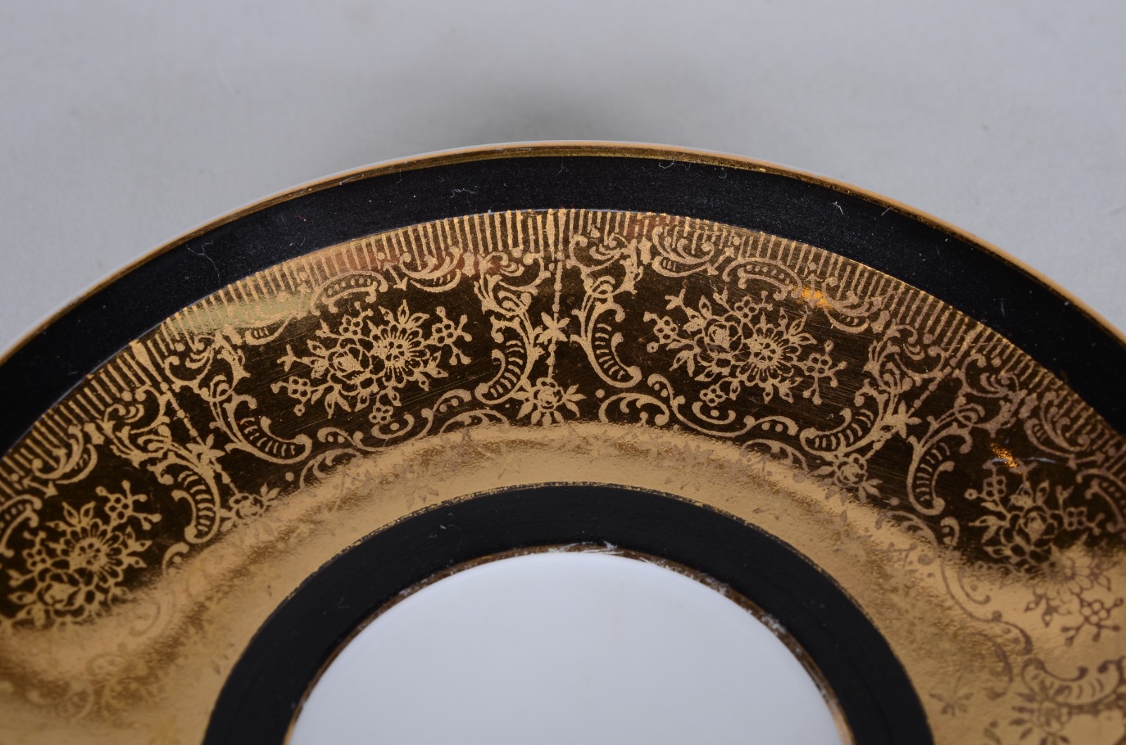 Pequeno serviço de chá de porcelana Mauá na cor preta e dourado, anos... - foto 9 de 9