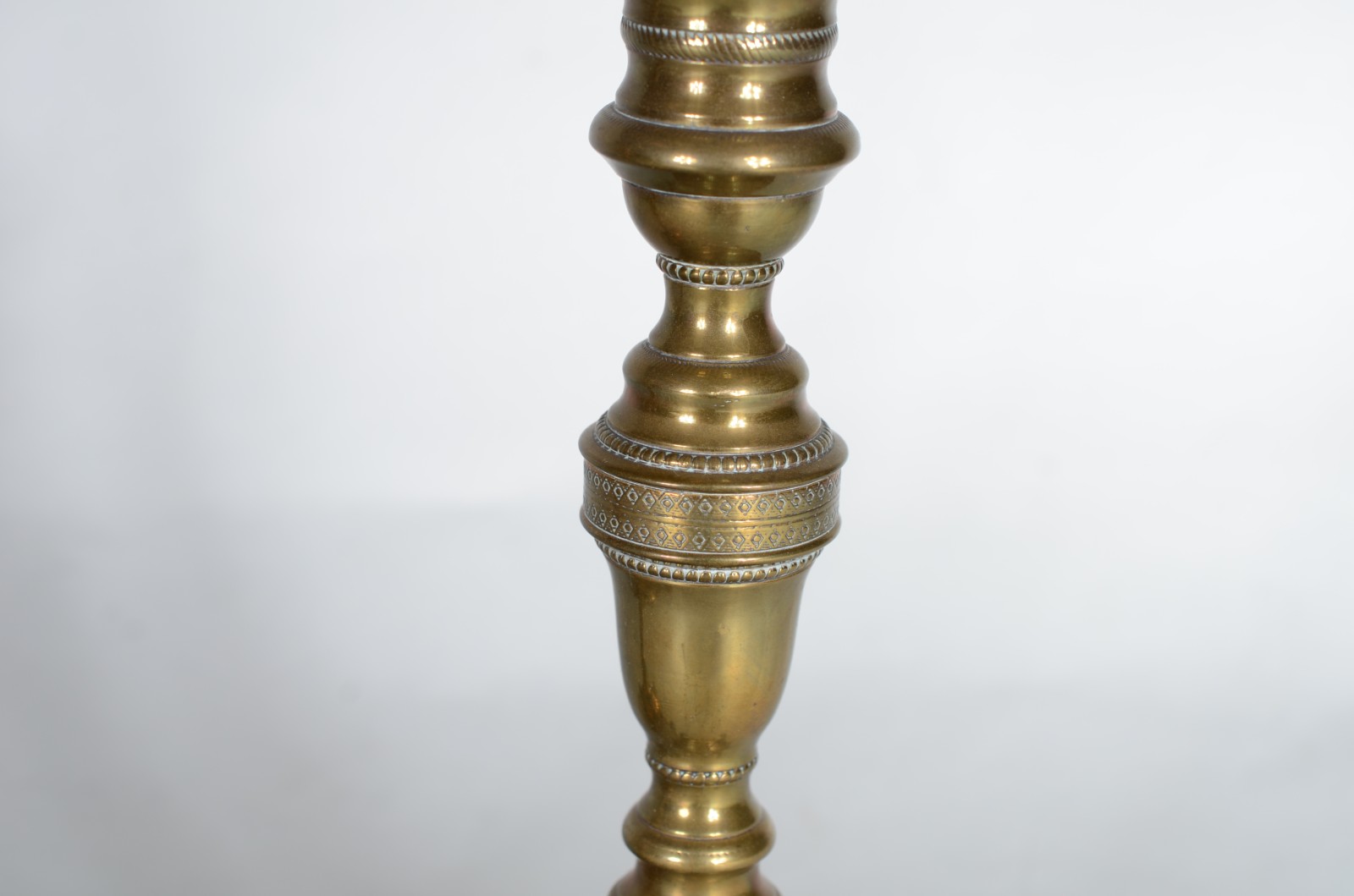 Par de castiçais de bronze, pés de garra. - foto 4 de 5